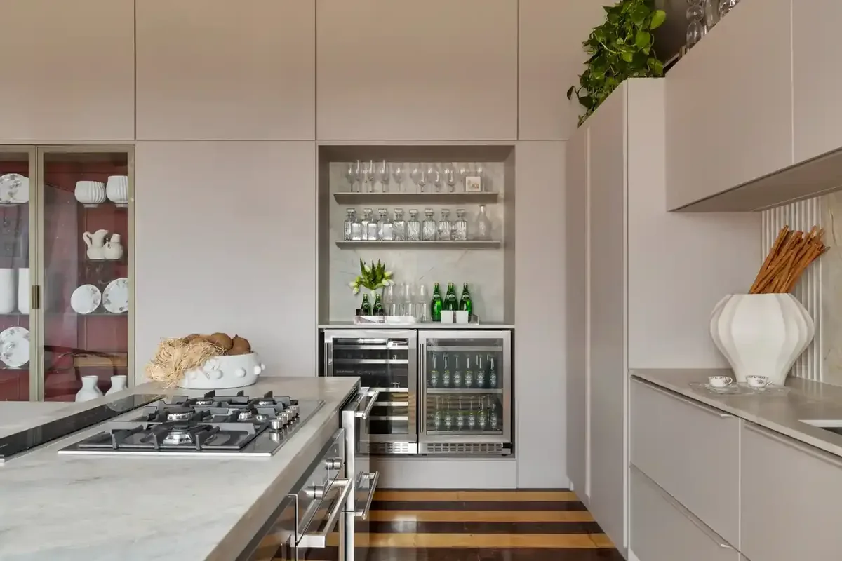 Como montar uma cozinha clean com cores, marcenaria e iluminação equilibradas