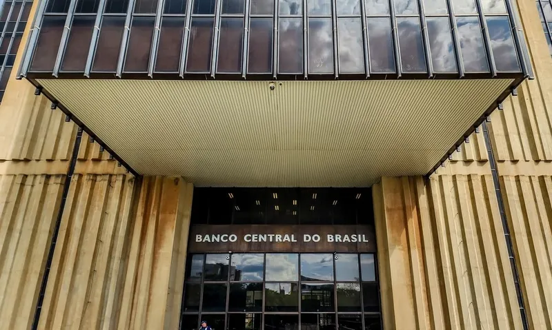 Selic cai para 13,75% ao ano após inflação de agosto ficar negativa