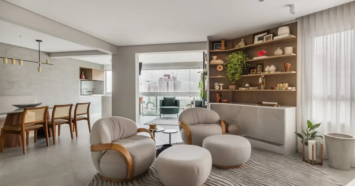 Reforma usa varanda flexível e marcenaria para organizar apartamento de 145 m²