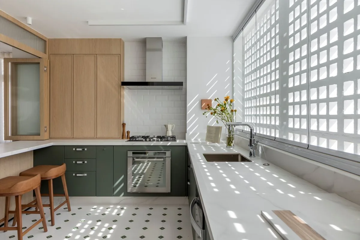 Apartamento em São Paulo recupera cobogós e preserva marcas da construção