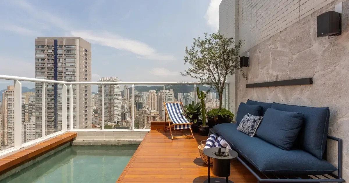 Cobertura em Santos ganha área social integrada e deck retrátil sobre a piscina