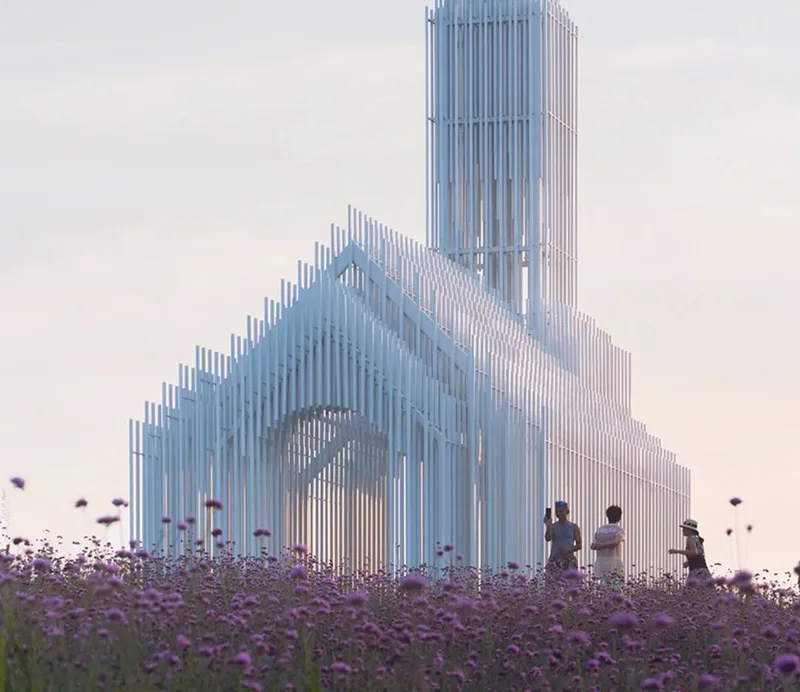 Em Chengdu, igreja usa tubos metálicos para criar efeito de leveza