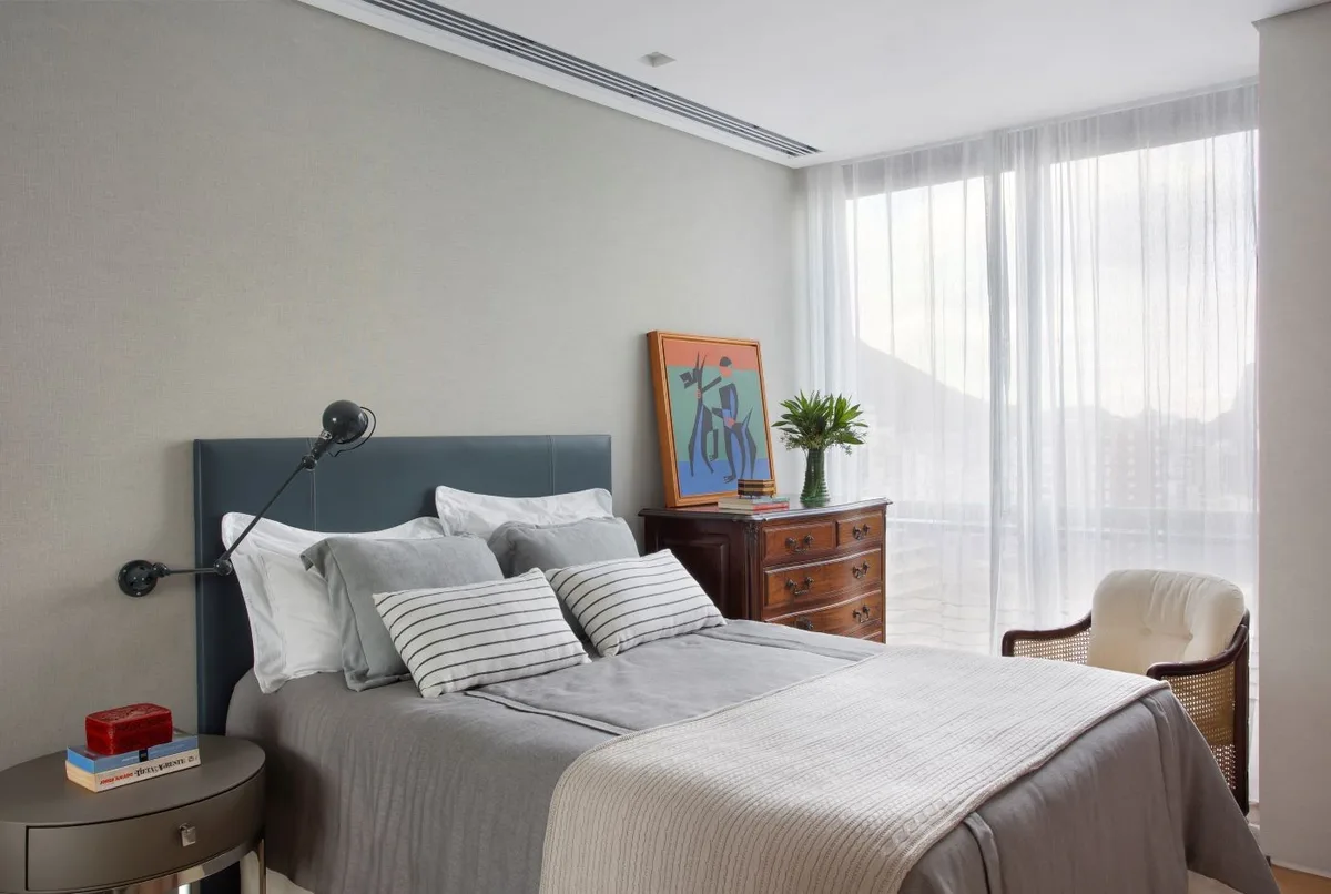 Alternativas para organizar o quarto sem um armário convencional