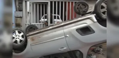 Picape capota e bloqueia acesso de moradores após colisão em Vila Velha