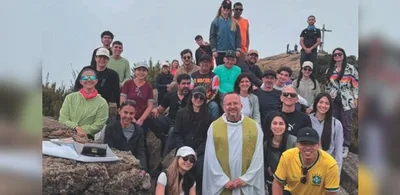 Padre celebra missa e aniversário no Pico da Bandeira