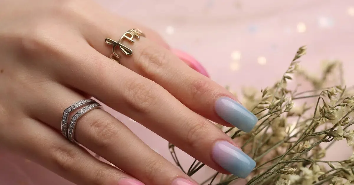 Camadas finas criam unhas translúcidas com brilho de calda