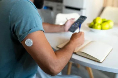 José Loreto deixa sensor de glicose visível em novela e fala sobre diabetes tipo 1