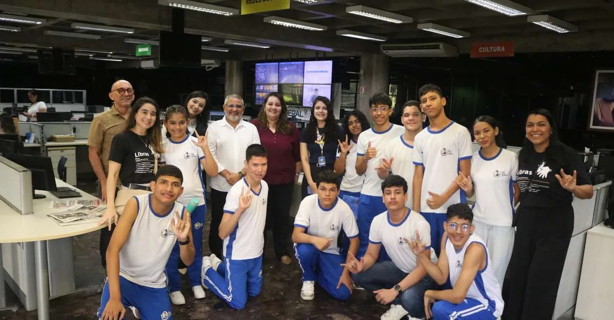 Estudantes surdos conhecem rotina de redação, impressão e jornalismo digital em Belém