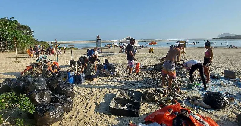 Mutirão reúne voluntários para limpar a Praia do Cruzeiro, em Belém