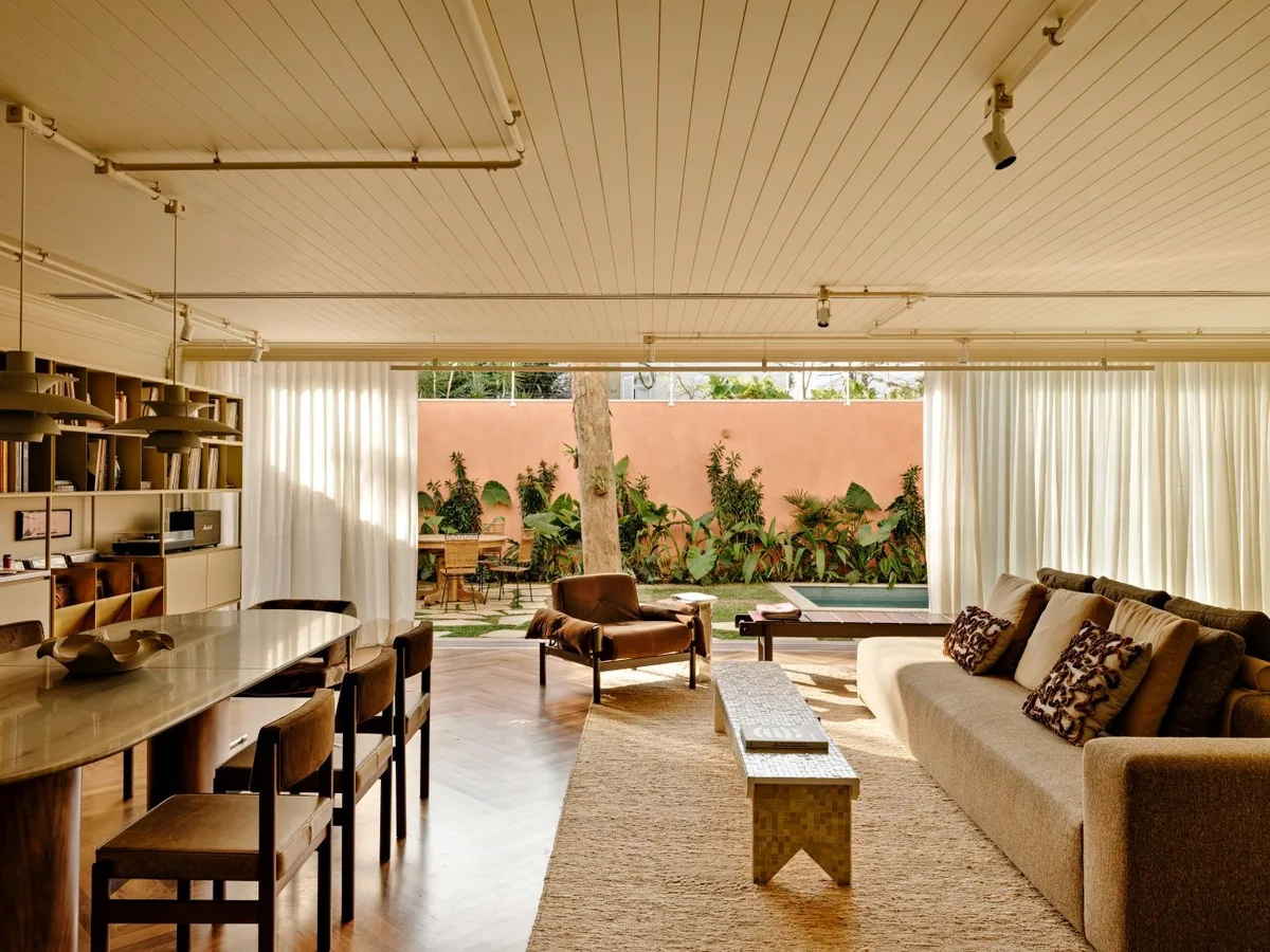 Casa em São Paulo combina memória familiar e design brasileiro