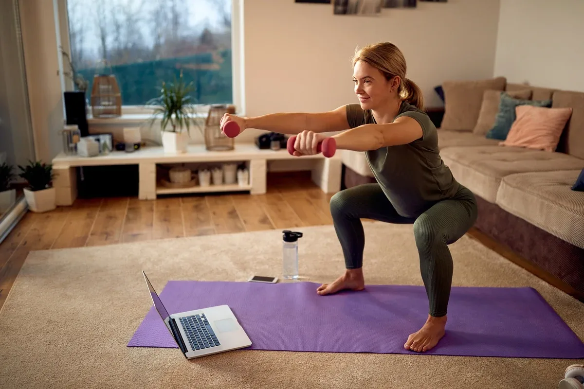 Como adaptar quatro exercícios para estimular a hipertrofia em casa