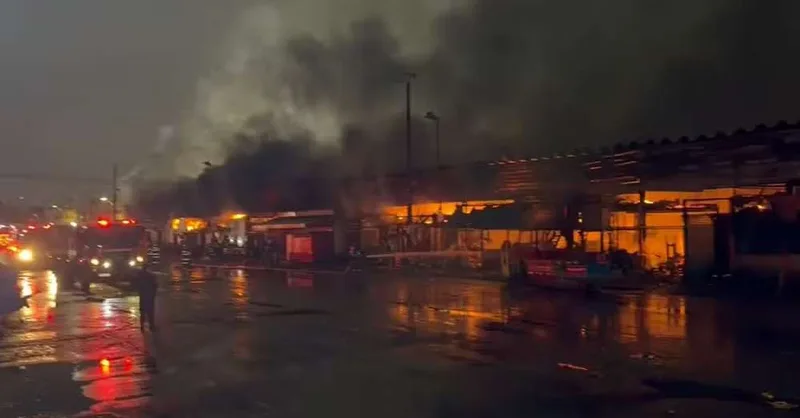 Incêndio destrói galpão da Ceagesp e deixa comerciantes sem local de trabalho