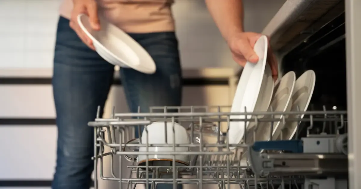 Lava-louças: como avaliar capacidade, instalação e produtos antes da compra