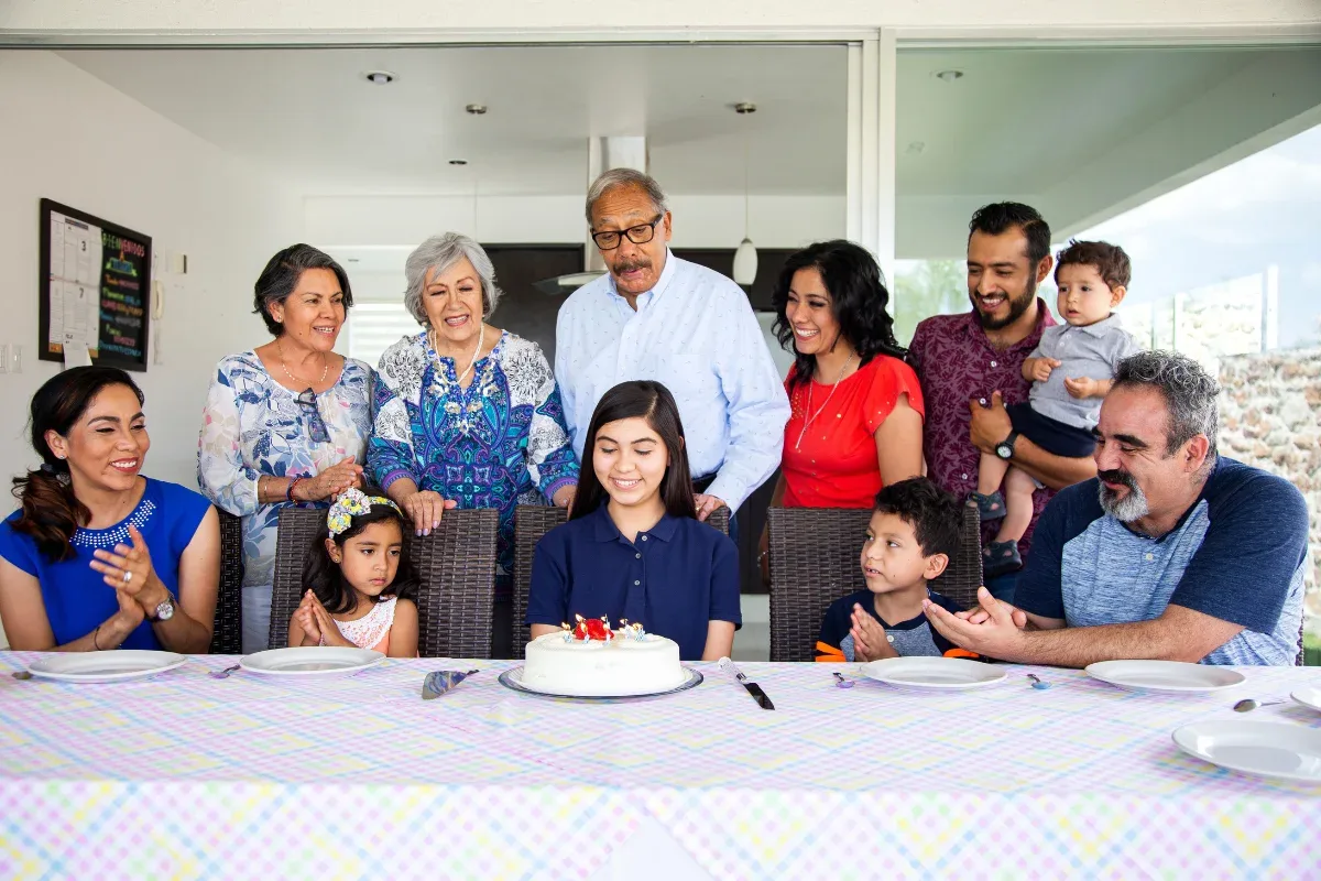 Família nos Estados Unidos conquista recorde com cinco aniversários na mesma data