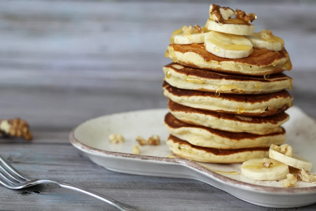 Panqueca com banana e aveia combina saciedade e preparo rápido
