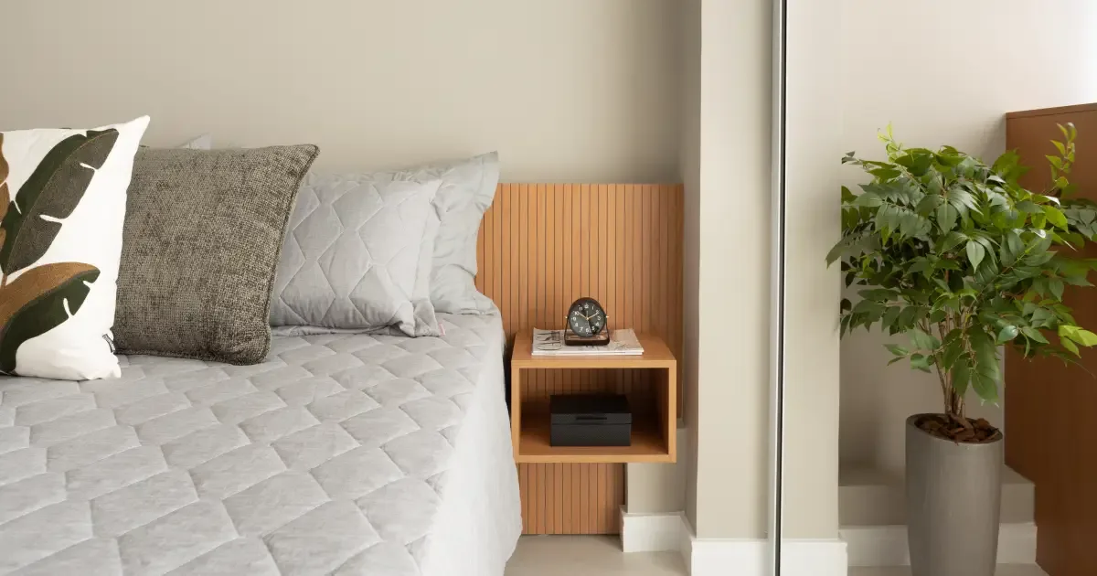 Como escolher a mesa de cabeceira para quartos amplos ou compactos