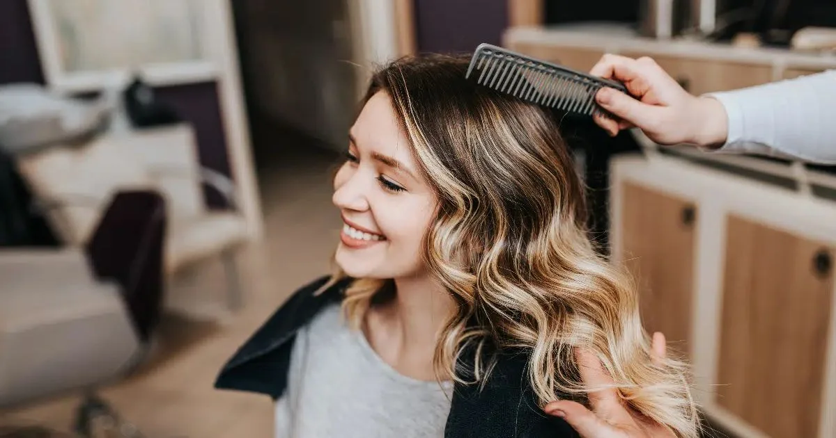 Luzes e mechas: como preservar a fibra capilar após a descoloração