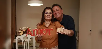 Casal que se conheceu na adolescência se casa 52 anos depois