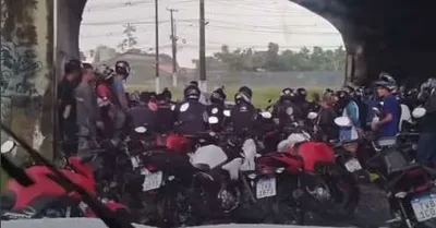 Chuva reúne motociclistas sob elevado e causa congestionamento em Belém