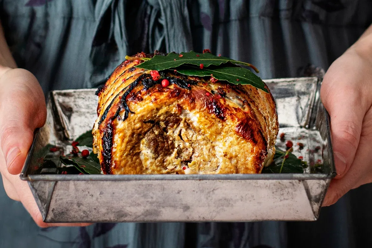 Porchetta no espeto: como preparar a carne e dourar a pele
