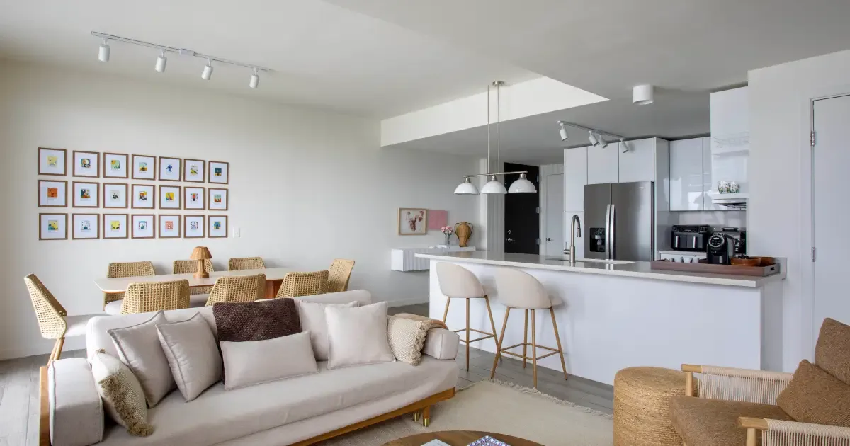 Tarot e fibras naturais marcam a decoração de apartamento em Miami