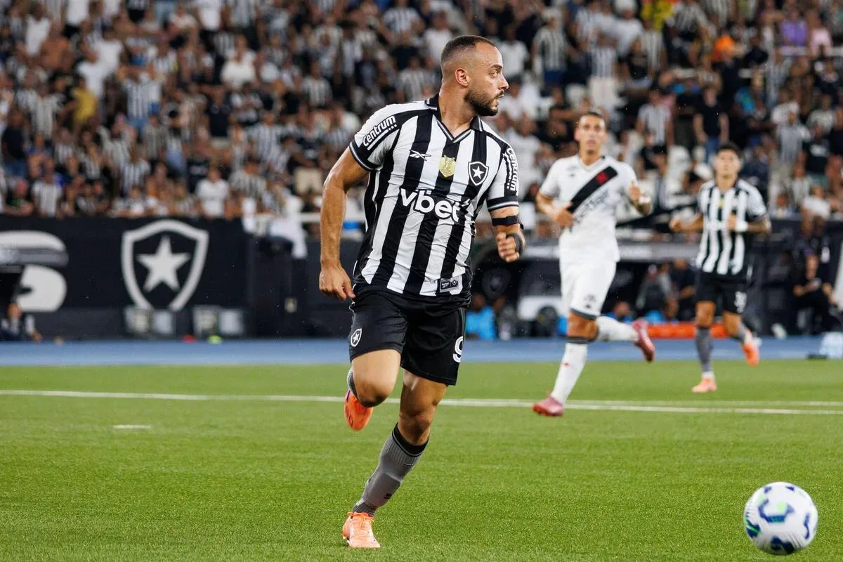 Suspensão e pressão cercam futuro de Arthur Cabral no Botafogo