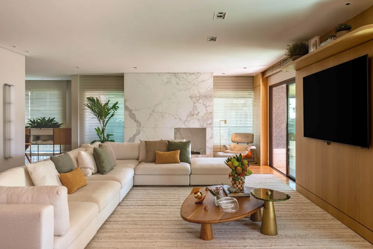 Madeira e móveis de design atualizam apartamento sem obras civis