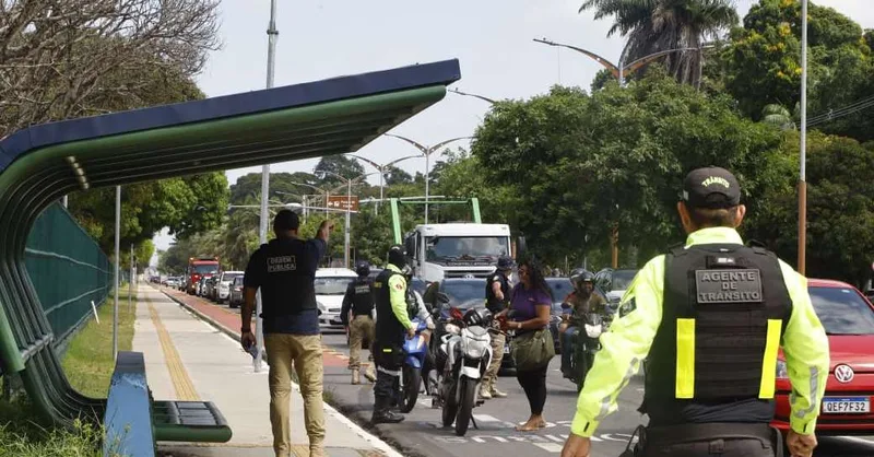 Fiscalização autua motociclistas que usam ciclofaixa em avenida de Belém