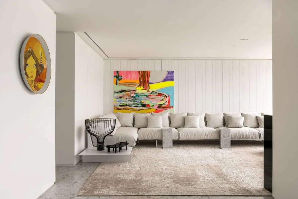 Como posicionar o sofá para equilibrar a sala, segundo o Feng Shui