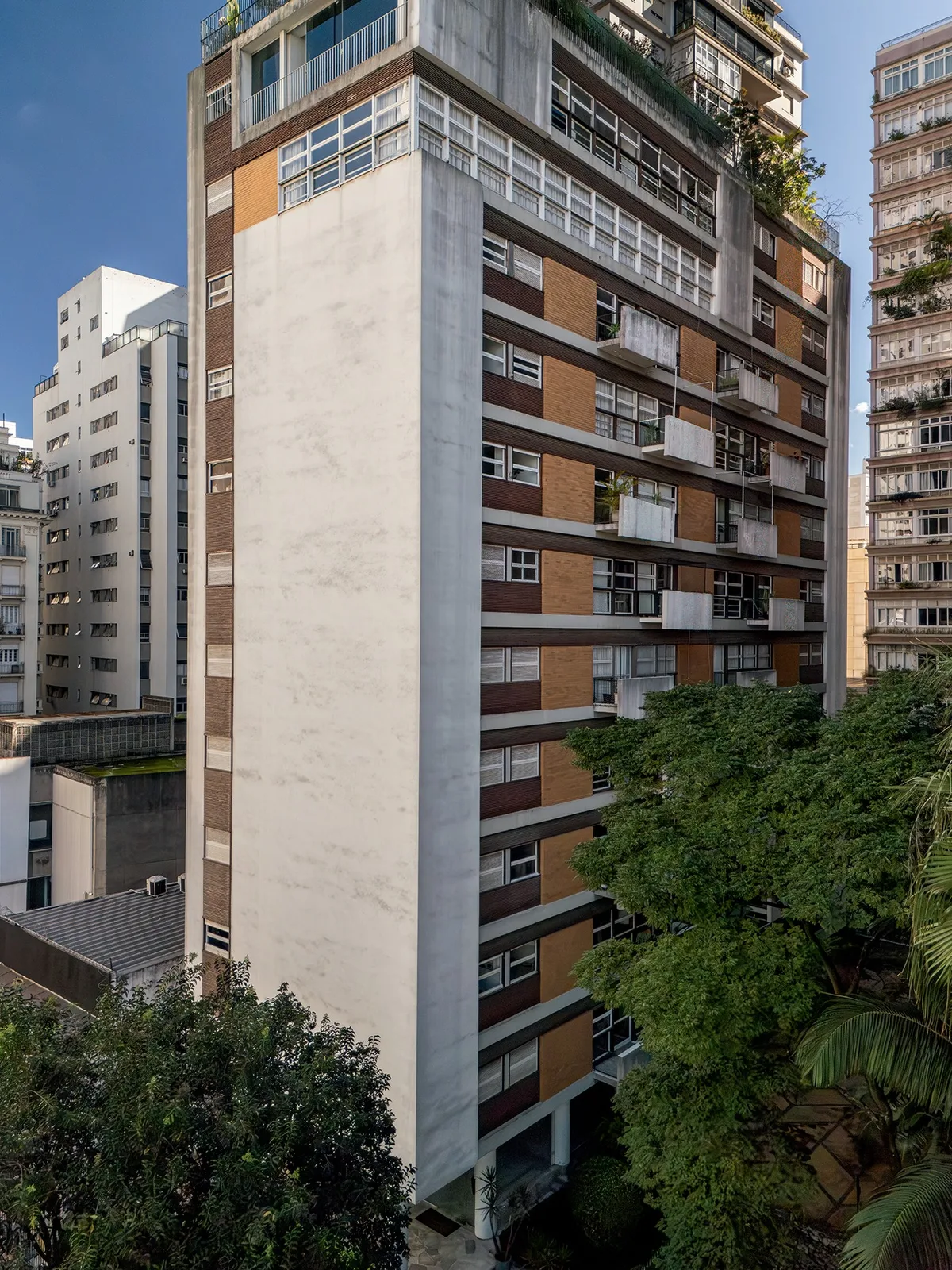Família adapta apartamento no edifício Carinás sem apagar o projeto original