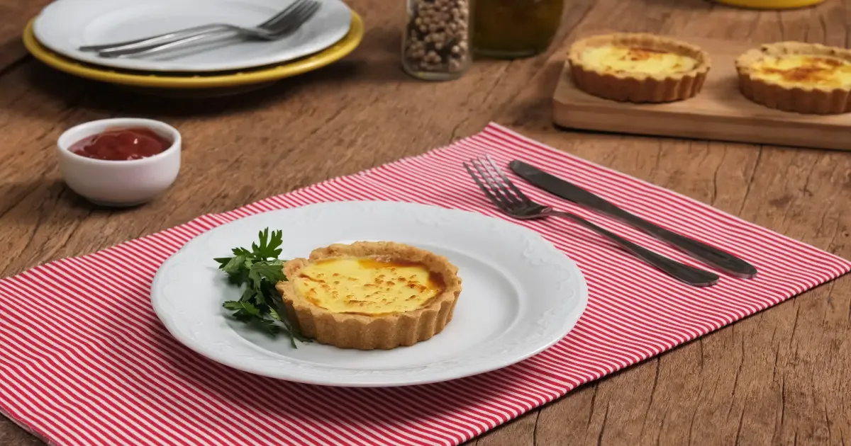 Quiche individual combina queijos cremosos com massa de biscoito