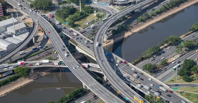 Desabamento mata uma pessoa durante chuvas em São Paulo; Tietê se aproxima do transbordamento