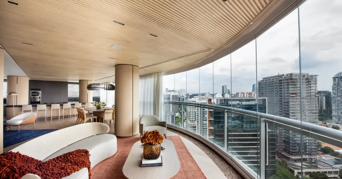 Materiais naturais e curvas definem apartamento de 350 m²