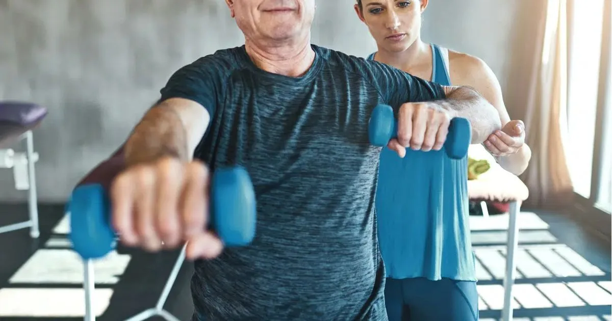 Depois dos 50, rotina de exercícios deve combinar força e equilíbrio