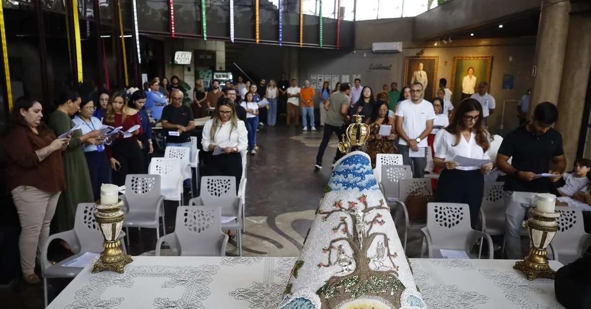 Imagem de Nossa Senhora de Nazaré é recebida no Grupo Liberal, em Belém