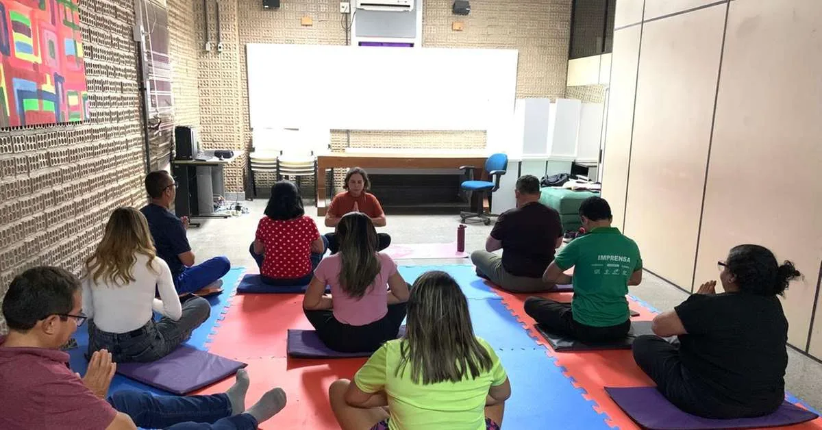 Aula de yoga cria pausa para colaboradores durante a rotina de trabalho