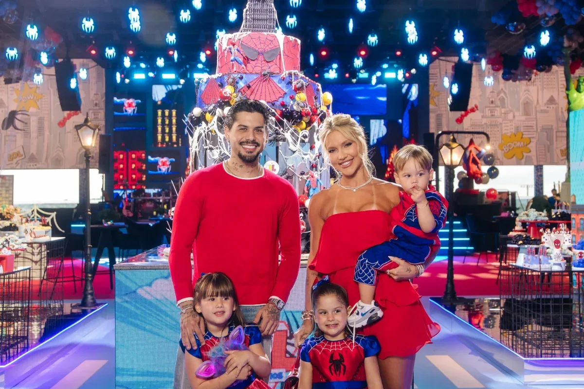 José Leonardo comemora 2 anos com bolo inspirado no universo do Homem-Aranha