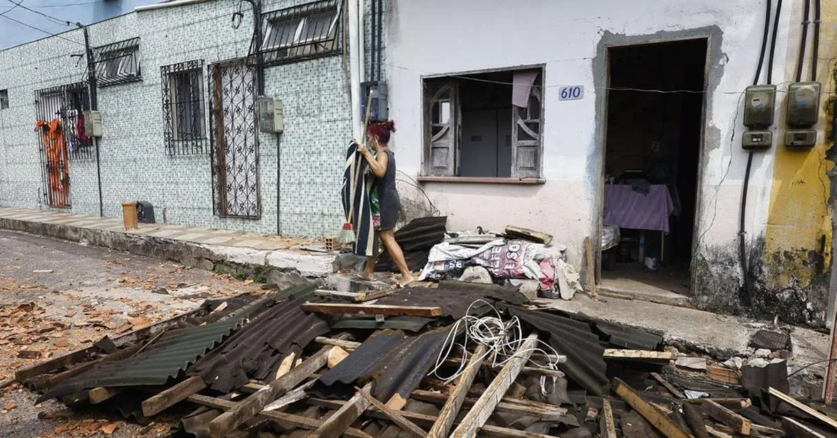 Ventania causa danos em quatro imóveis no bairro do Marco, em Belém