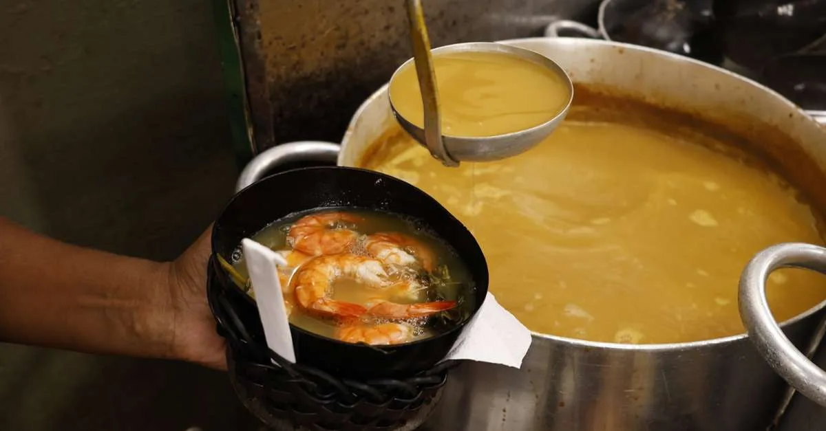 Tacacá divide opiniões entre as categorias de sopa e caldo