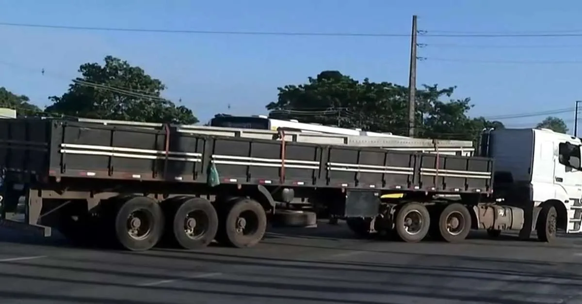 Carreta atravessada interdita faixas da Augusto Montenegro em Belém