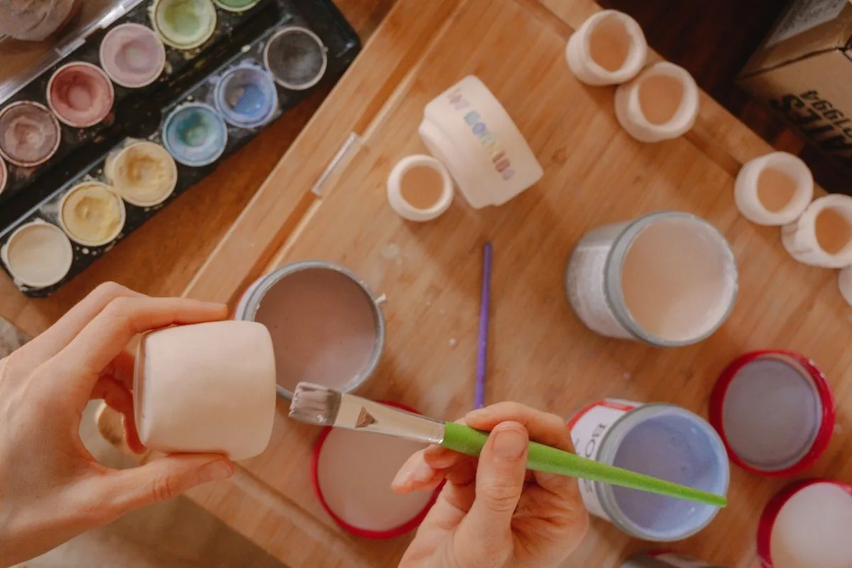 Cafés de cerâmica unem pintura, modelagem e experiências gastronômicas