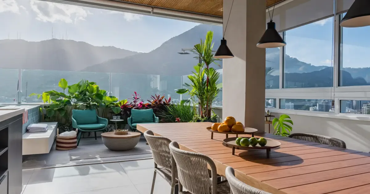 Área de lazer de cobertura ganha piscina renovada e estrutura para receber convidados