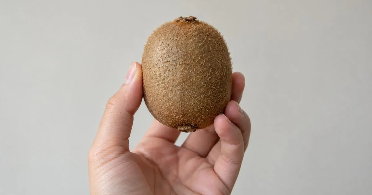 Kiwi pode favorecer o intestino, mas não trata retenção de líquido