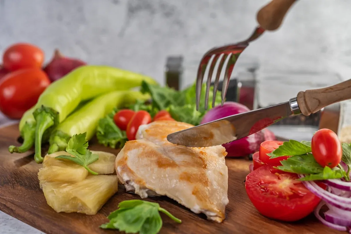 Cinco maneiras de preparar frango com legumes, raízes e grãos