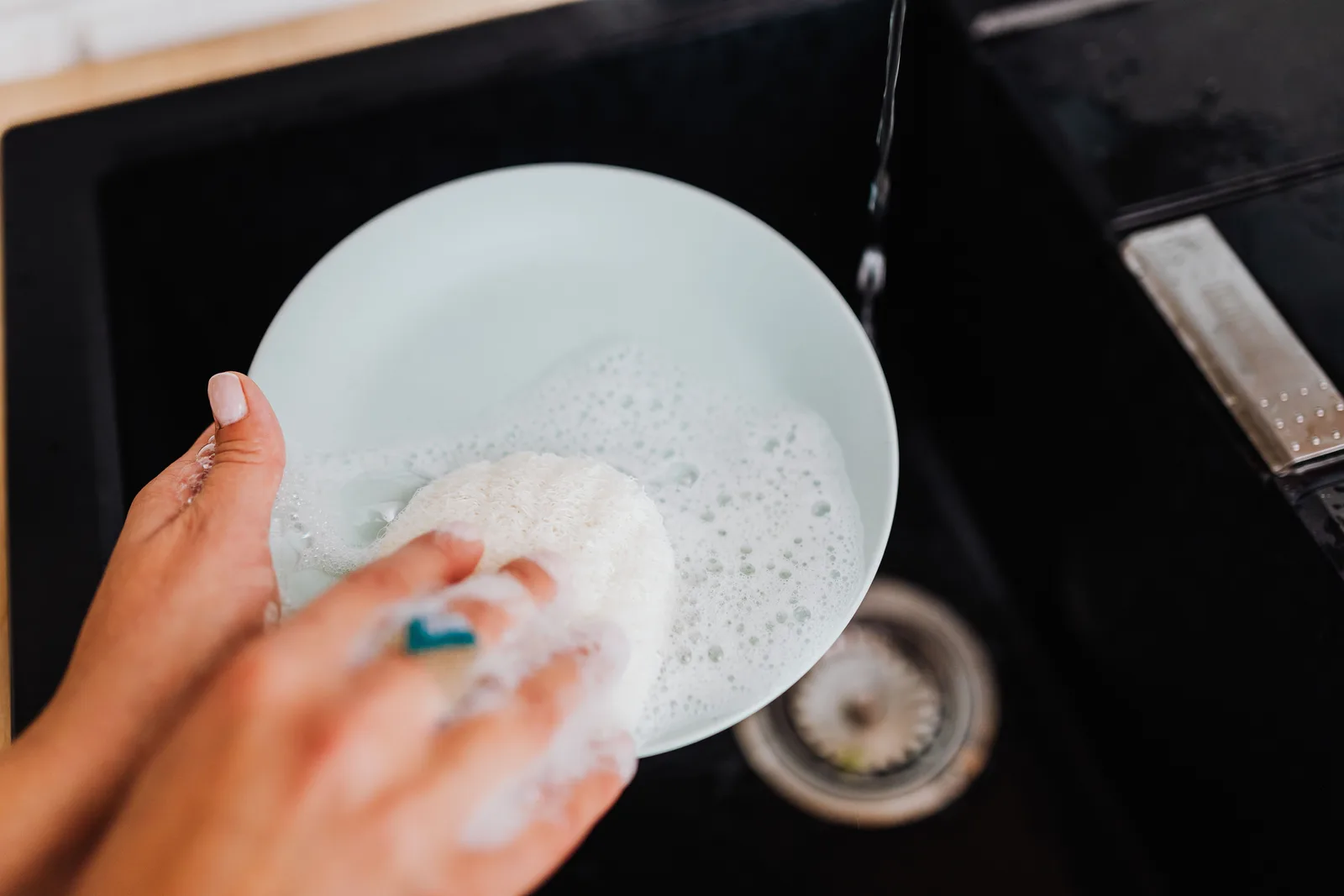 Bucha vegetal exige cuidados para não danificar louças na cozinha