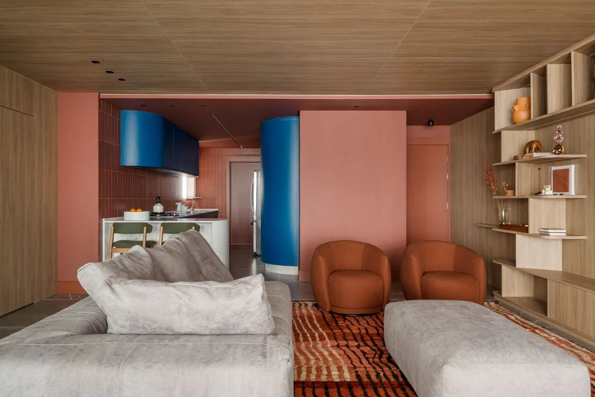 Apartamento em Curitiba usa cores fechadas para criar ambientes conectados
