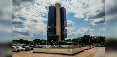Selic cai para 13,75% ao ano, e Copom mantém cautela sobre próximos cortes