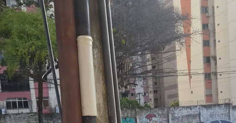 Aviso sobre cabos de alumínio é instalado em área de Belém