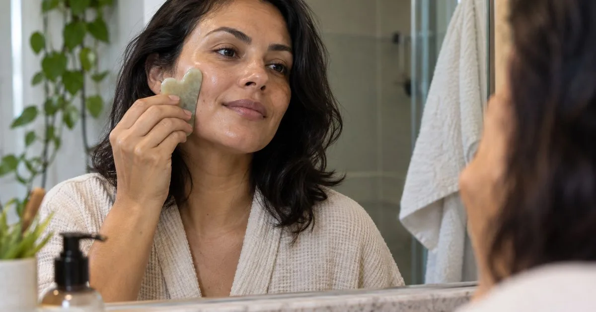 Gua sha facial pode reduzir temporariamente o inchaço, mas não remodela o rosto