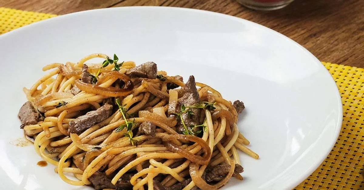 Macarrão com carne na manteiga fica pronto com poucos ingredientes